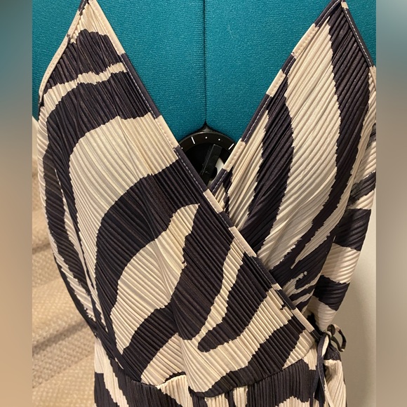 H&M crepe wrap dress, NWT, zebra print, size L - Picture 3 of 3